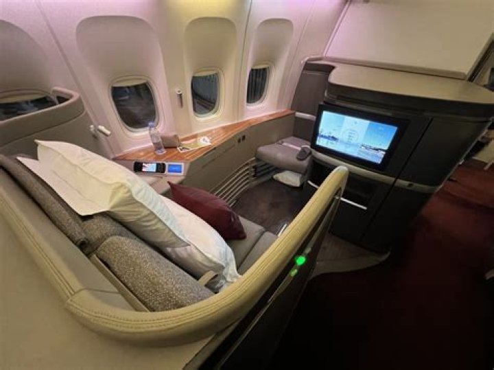 Can Cathay Pacific Premium Economy use the lounge