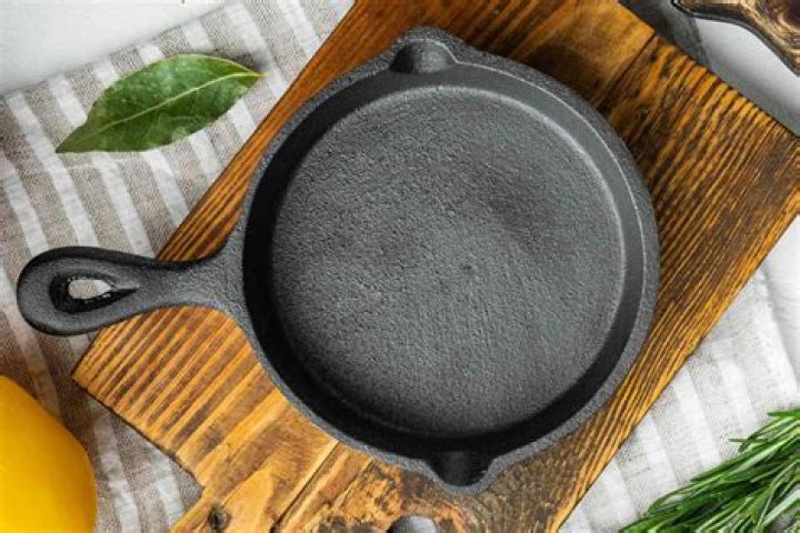 Can I use a cast iron skillet as a Dutch oven