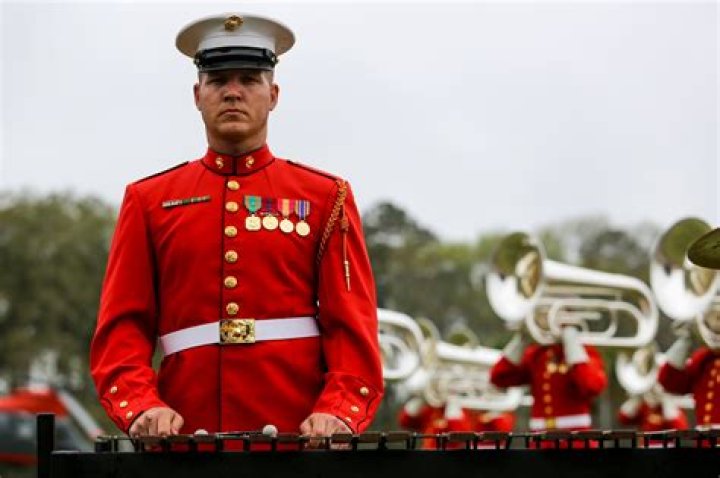 Can Marines chew gum uniform