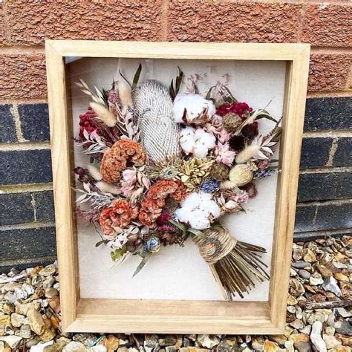 Can you glue dried flowers