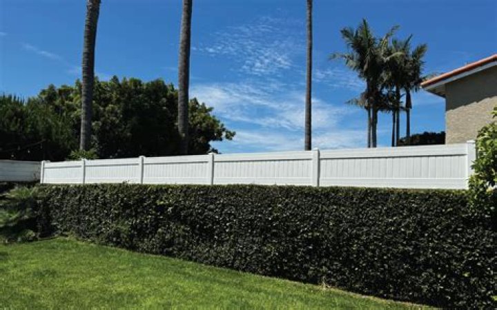 Can you patch a vinyl fence