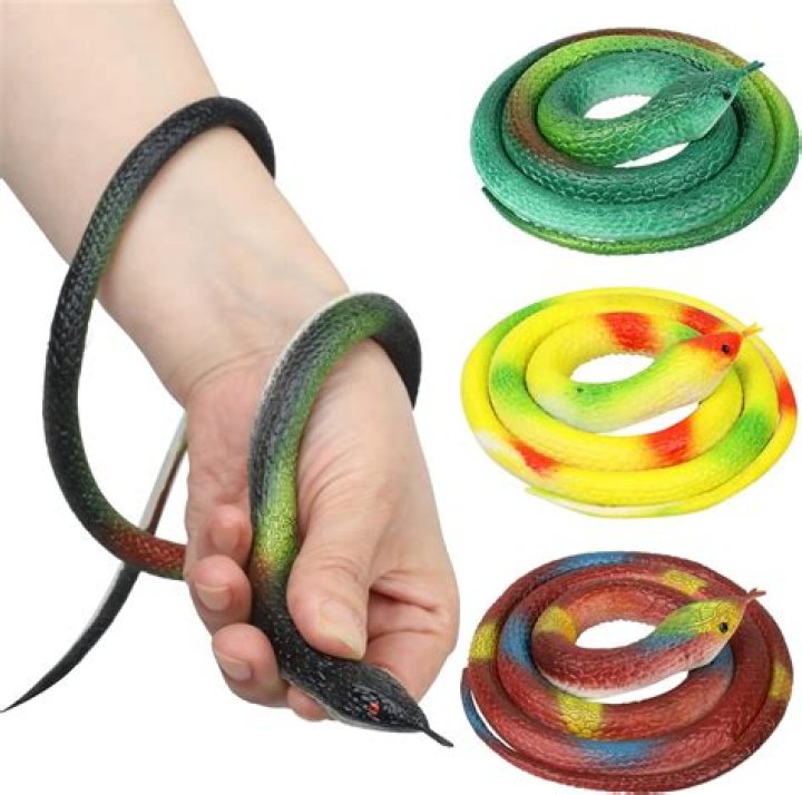 Do rubber snakes scare cats