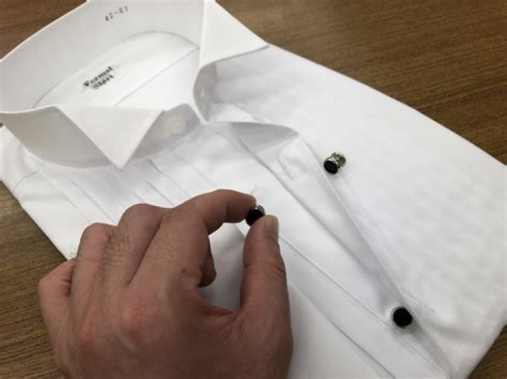 Do tuxedo shirts need studs