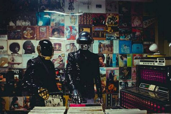 Does Daft Punk use samples