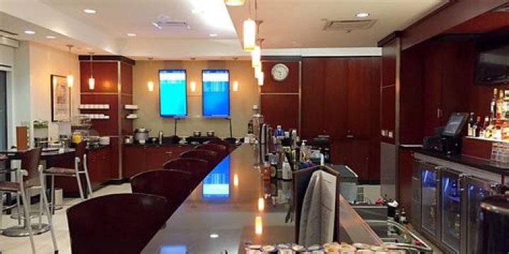 Does San Antonio Airport have a lounge