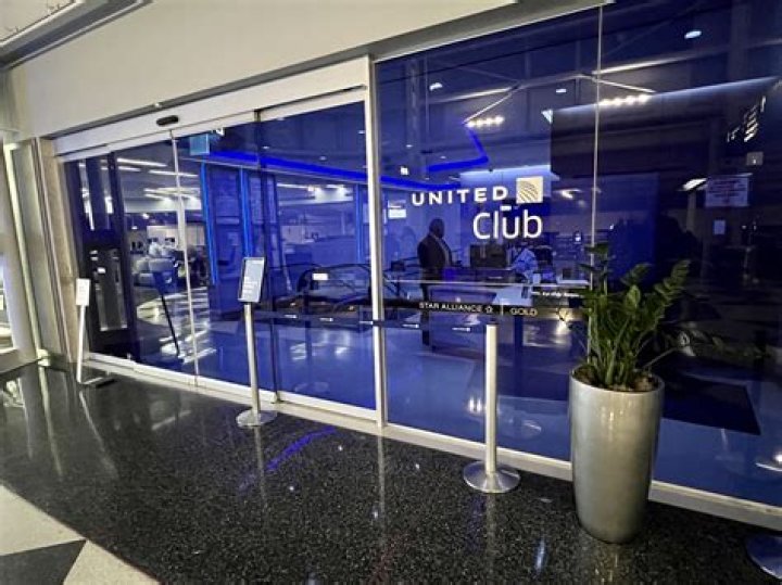 Does United club have free drinks