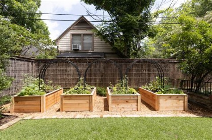 How do you make a raised garden bed with hinges
