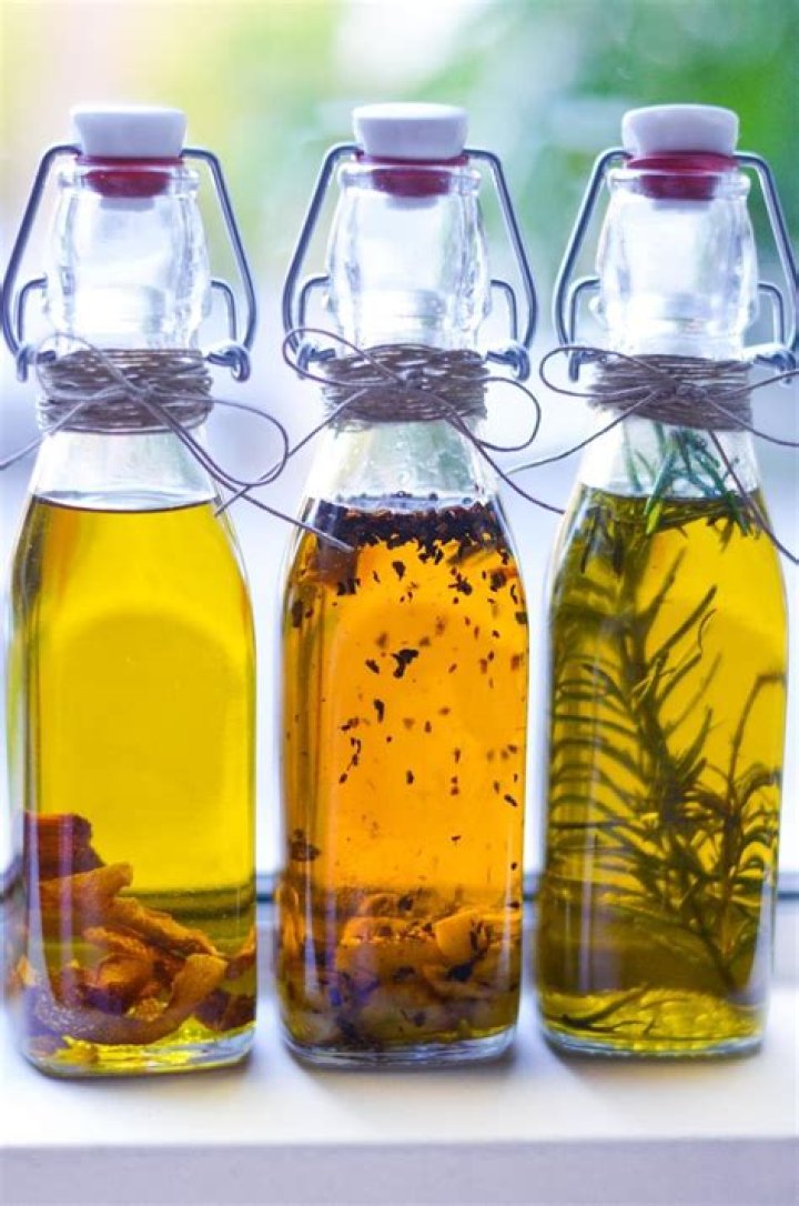 How do you make flavored oil for gifts