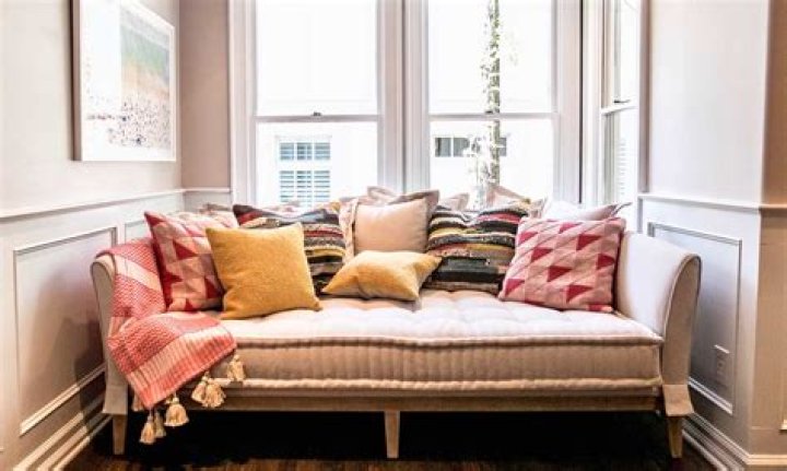 How do you put a pillow on a daybed