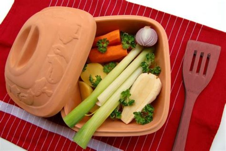 How do you use a Romertopf clay pot