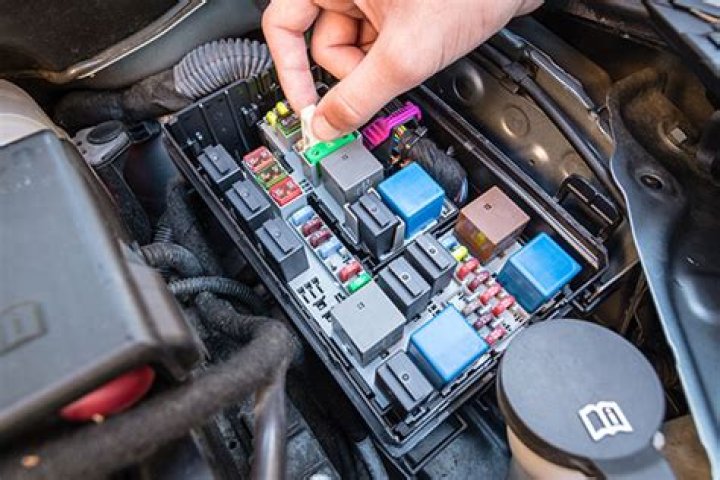 How does a car fuse box work