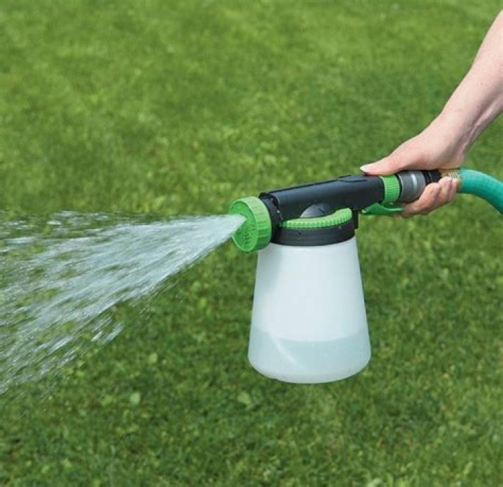 How far do garden sprayers spray