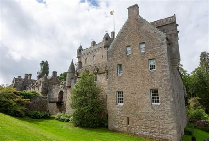 How is Macbeths castle described