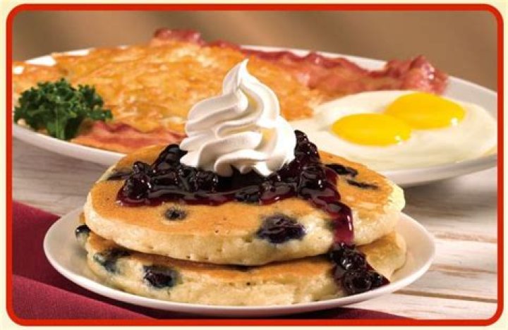 How many calories are in a pancake combo at IHOP