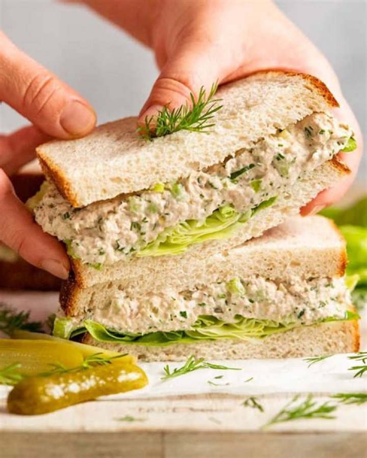 How many calories are in a tuna sandwich from Panera