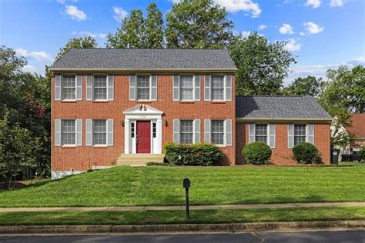 What are the characteristics of a colonial house