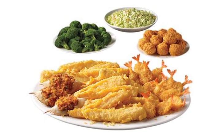 What comes with the seafood feast at Captain Ds