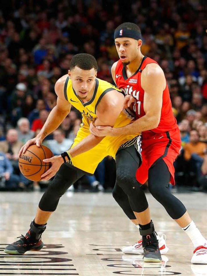 What Curry brother is older