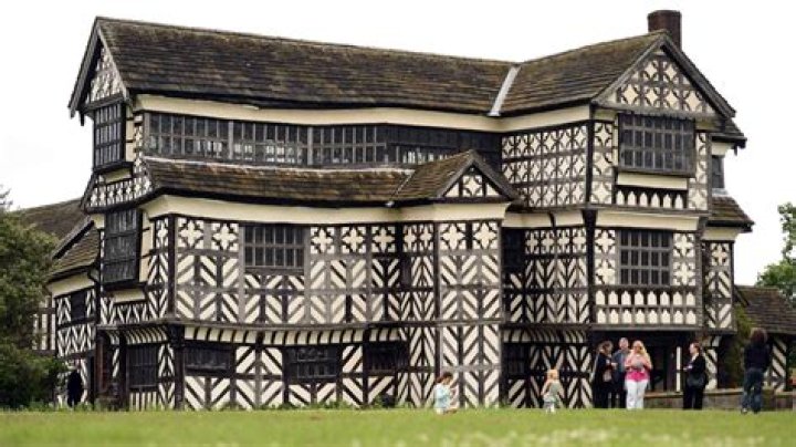 What defines a Tudor house