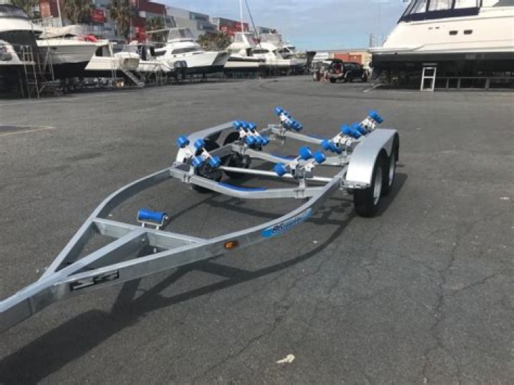 What is a tandem boat trailer