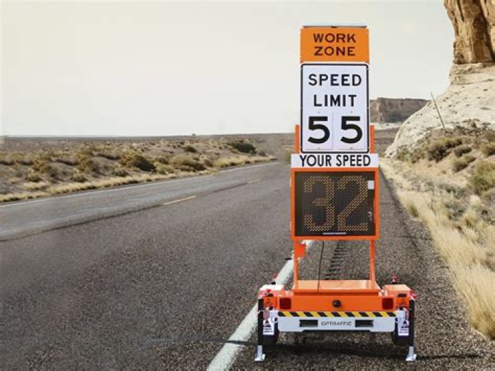What is the speed limit under Arizona Motor Vehicle Law in a business district