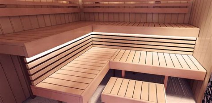 What kind of wood is used for sauna benches