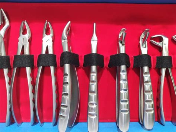 What universal forceps are designed for the extraction of maxillary posterior teeth