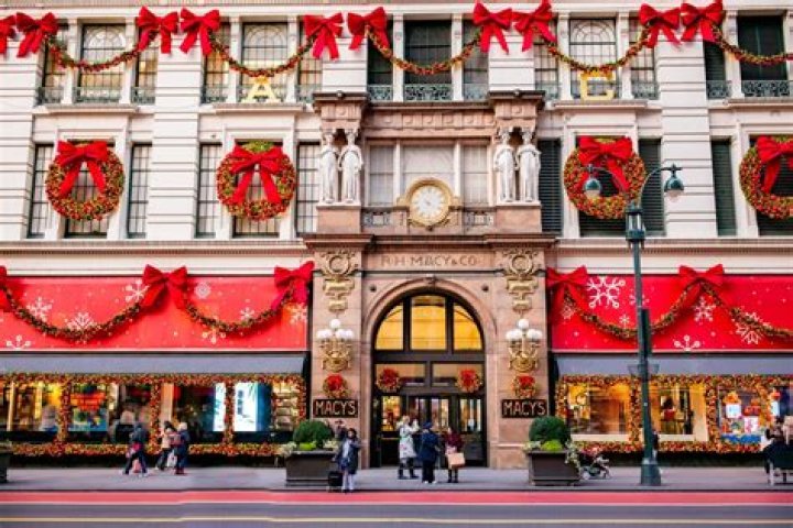Where can I take holiday photos in NYC