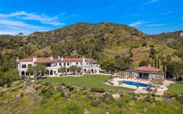 Where is Drakes house in Calabasas