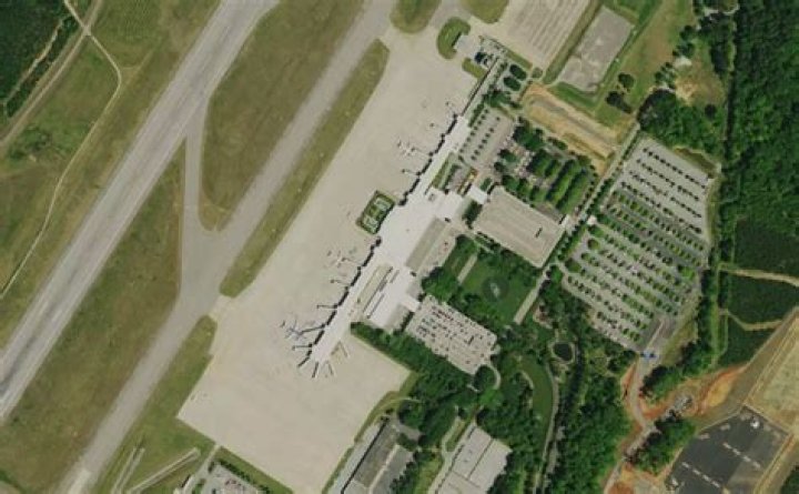 Who flies into GSP Airport