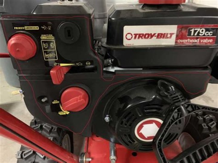 Who make Troy Bilt engines